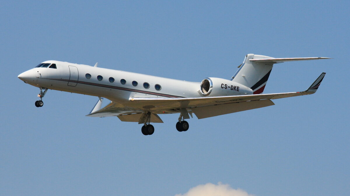 Gulfstream G550 ultra-long-range jet on final approach